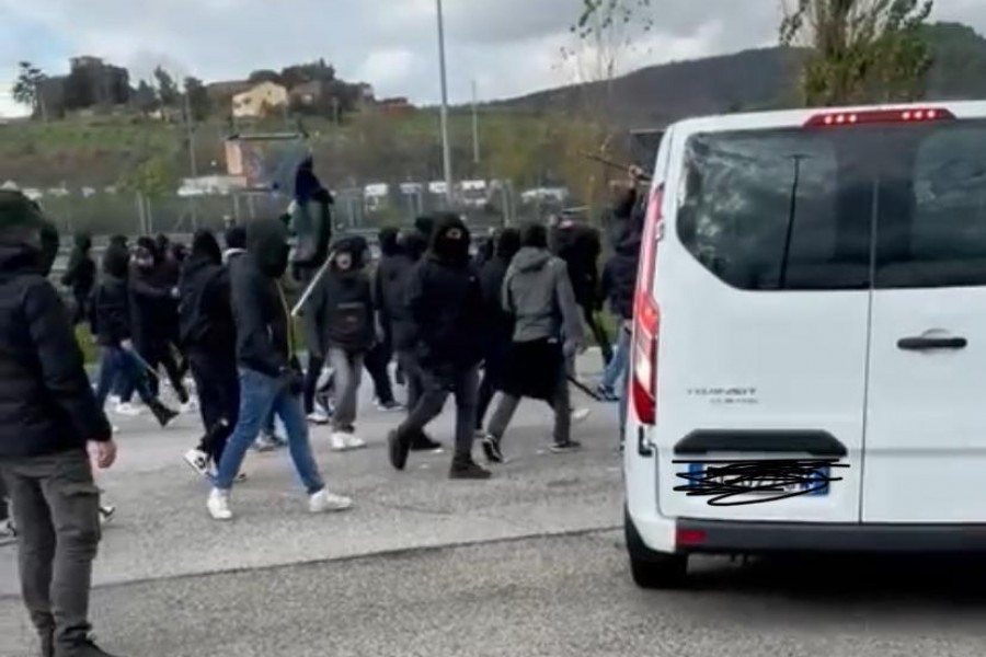 Una foto degli scontri in autostrada tra i tifosi della Roma e quelli del Napoli