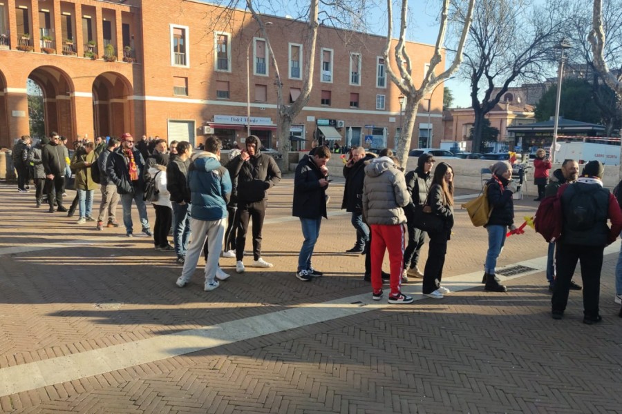 I tanti donatori in fila questa mattina alla Garbatella