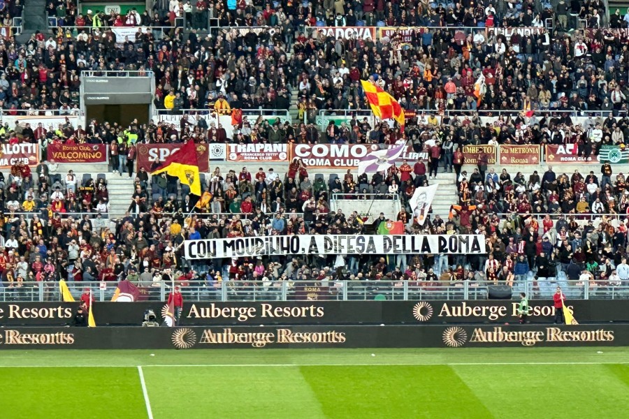 Lo striscione dei tifosi a sostegno di Mourinho