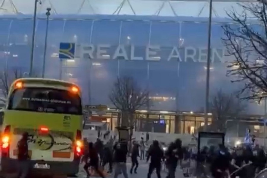 Un'immagine dello scontro al di fuori dell'Anoeta