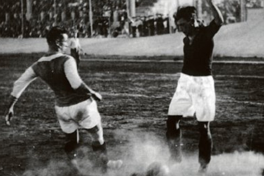Luigi Ziroli in azione nella gara contro gli ungheresi dell’UTE andata in scena il 17 luglio 1927