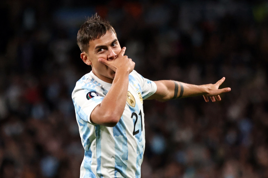 Dybala esulta dopo un gol con l'Argentina