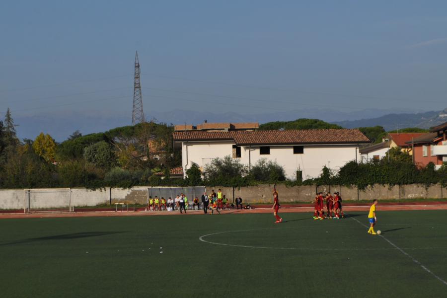 L’esultanza dei giocatori della Roma Under 17 dopo il gol del vantaggio, firmato da capitan Tumminelli