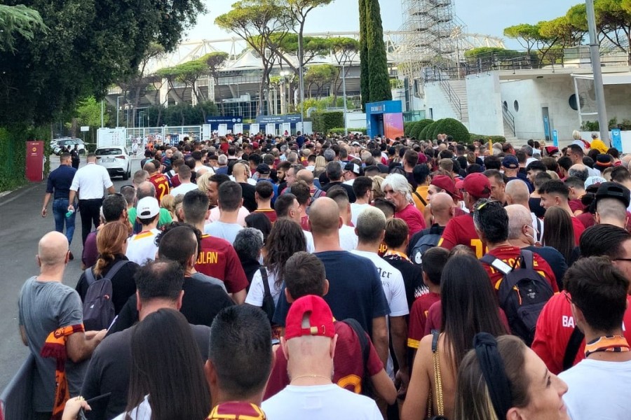 Tifosi in fila per entrare a vedere Roma-Shakhtar