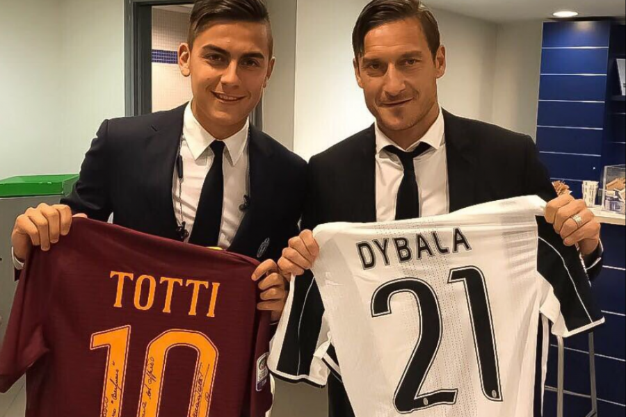 Scambio di maglie tra Dybala e Totti insieme