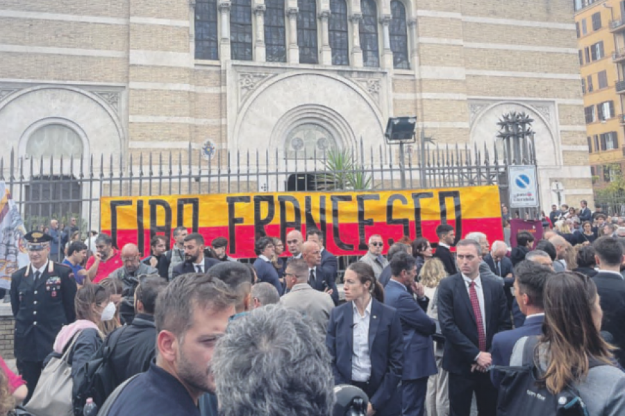 Lo striscione giallorosso  di saluto al povero Francesco Valdiserri fuori  la Chiesa di Santa Maria Liberatrice 