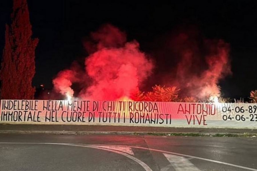 Lo striscione per Antonio De Falchi fuori da trigooria