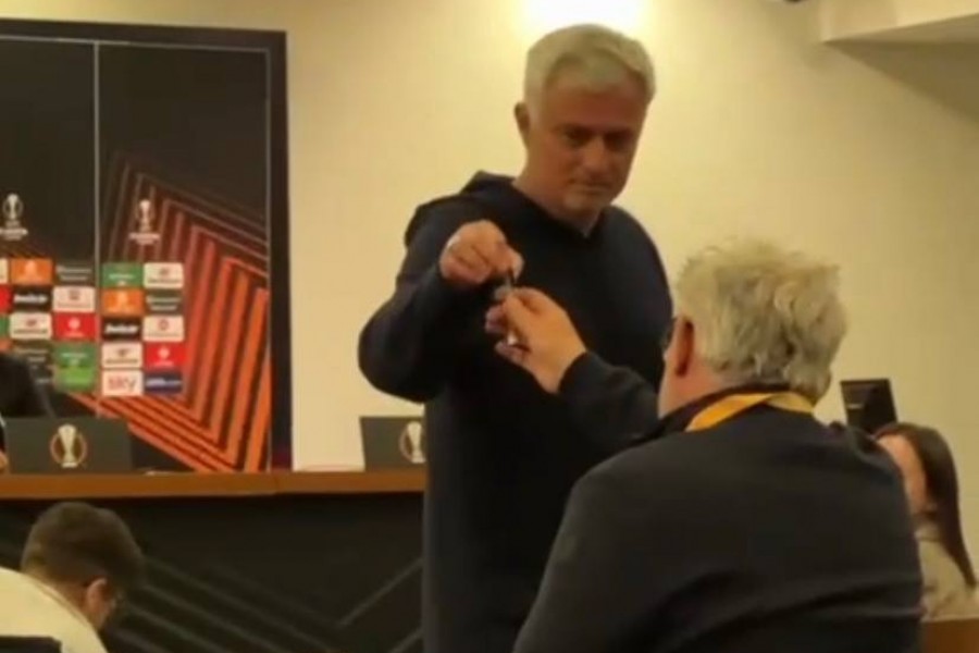 Il momento dell'inaspettata consegna del regalo da parte di Mourinho