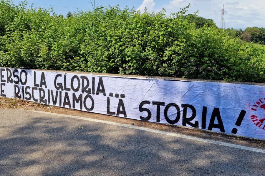 Lo striscione esposto dai tifosi della Roma a Trigoria