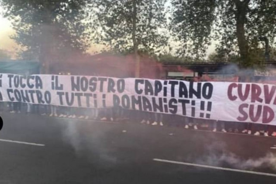 Lo striscione esposto per Pellegrini