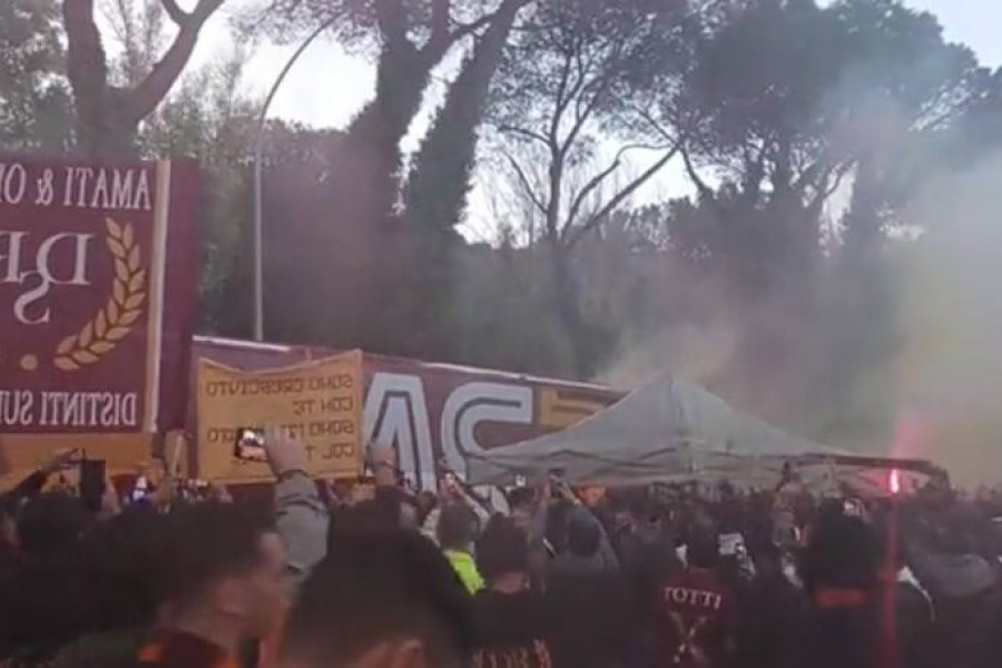 Tifosi della Roma fuori dallo Stadio Olimpico