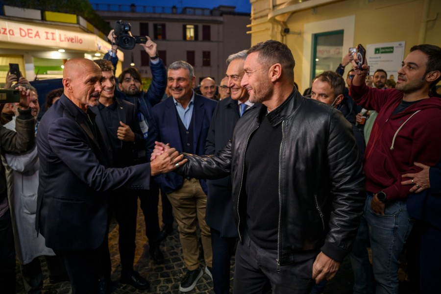 La stretta di mano tra Totti e Spalletti