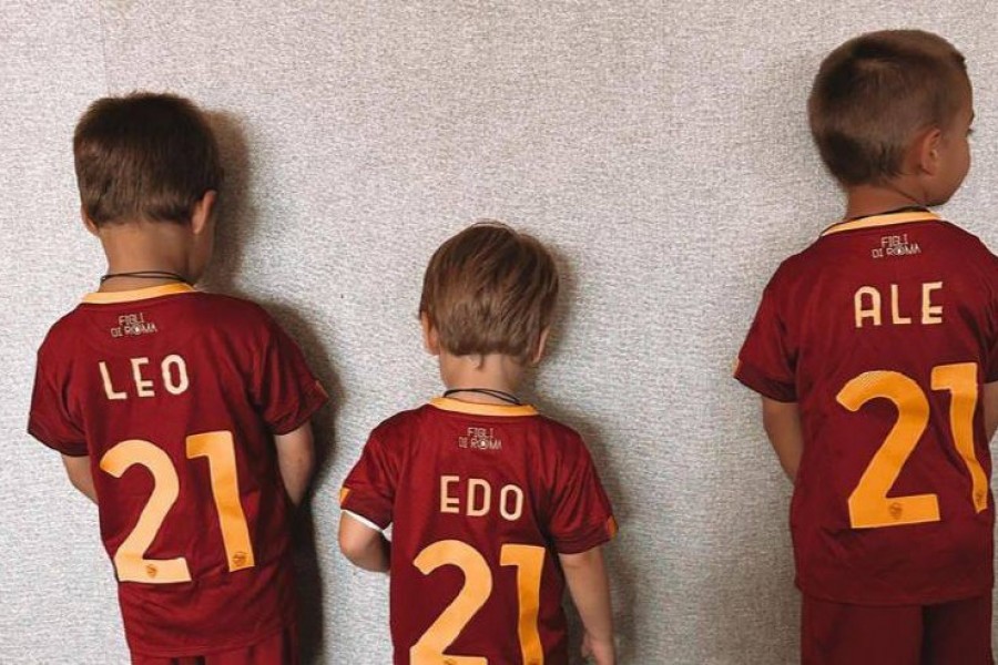 I figli di Alvaro Morata col kit giallorosso (via Instagram: @alicecampello)