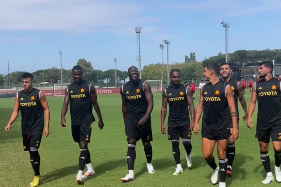 I calciatori giallorossi escono dal campo di allenamento di Trigoria