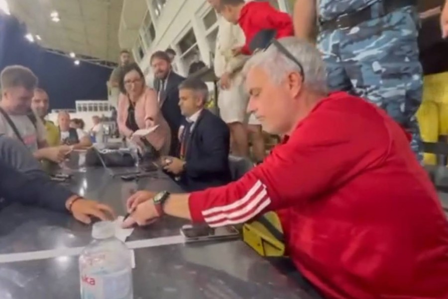 José Mourinho mentre firma gli autografi allo Stadio Sheriff 
