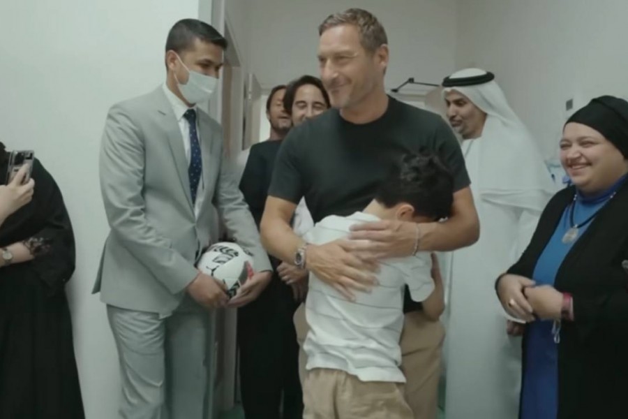 Totti con un bambino dell'ospedale ad Abu Dhabi