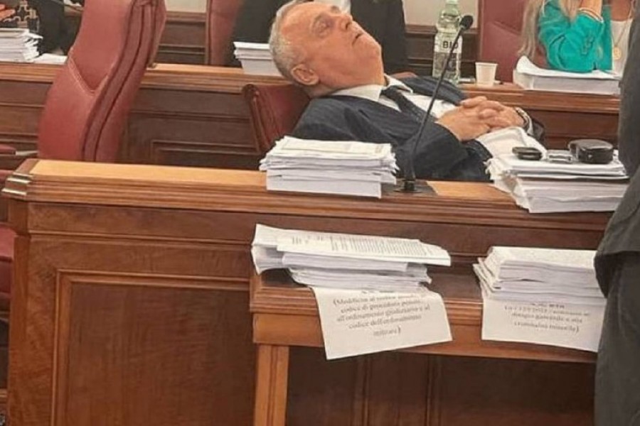 Lotito dorme in aula (Il Riformista)