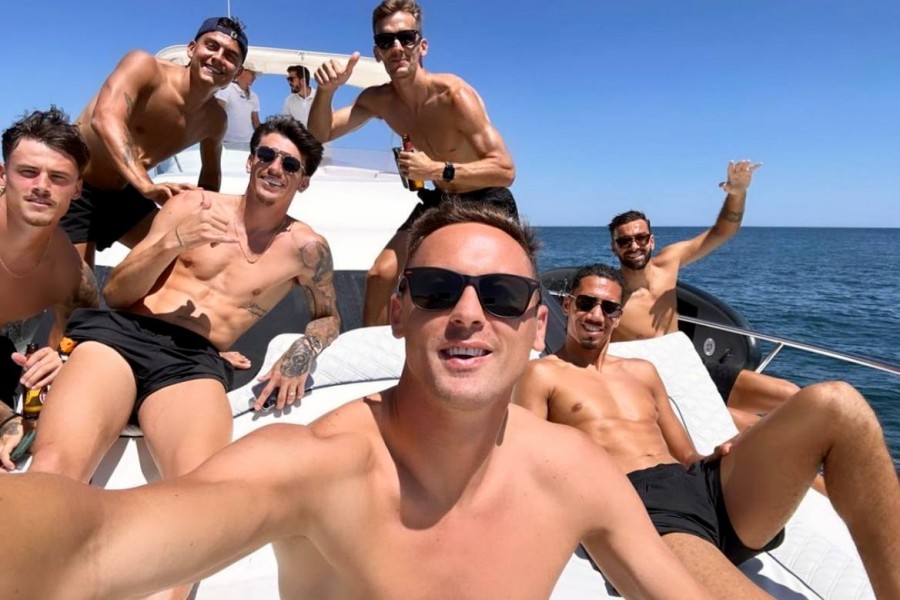 Matic, Dybala e gli altri giallorossi in barca (via Instagram: @nemanjamatic)