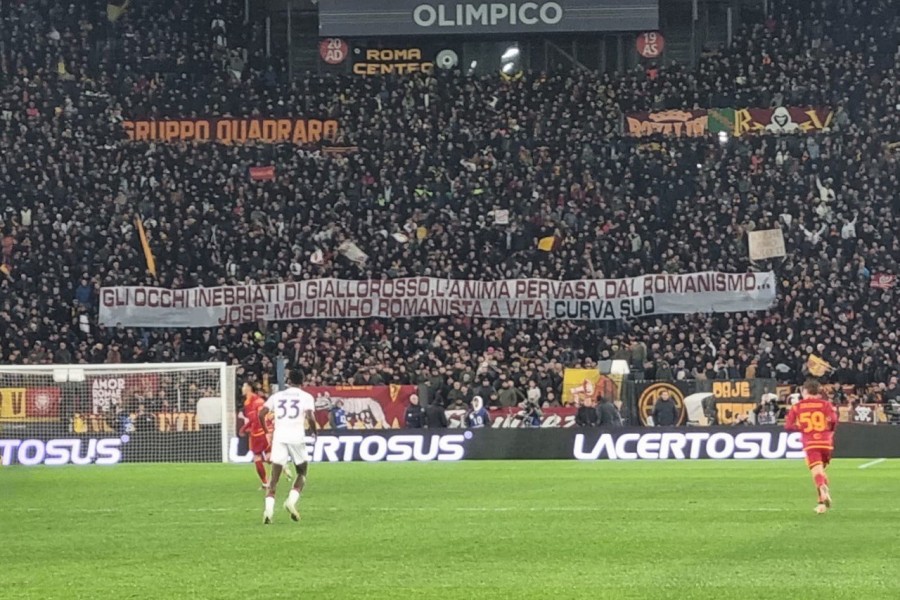 Lo striscione apparso dedicato a Mourinho