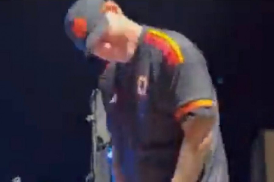 Fabri Fibra con la maglia della Roma