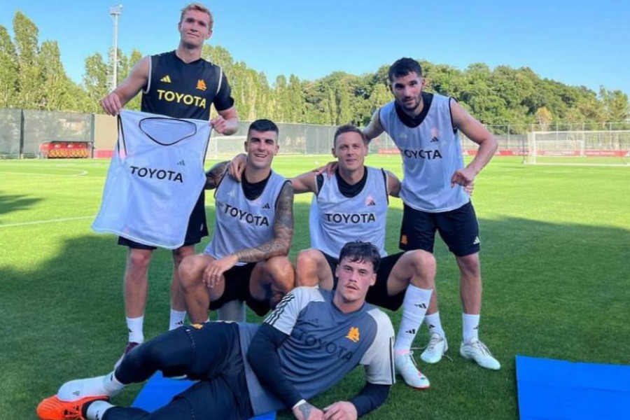 La foto della squadra vincente dopo la partitella in allenamento (via Instagram: @nemanjamatic)