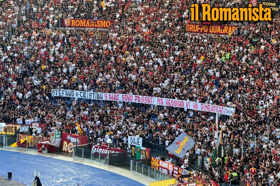 Lo striscione esposto dai tifosi per ricordare Stefano e Cristian