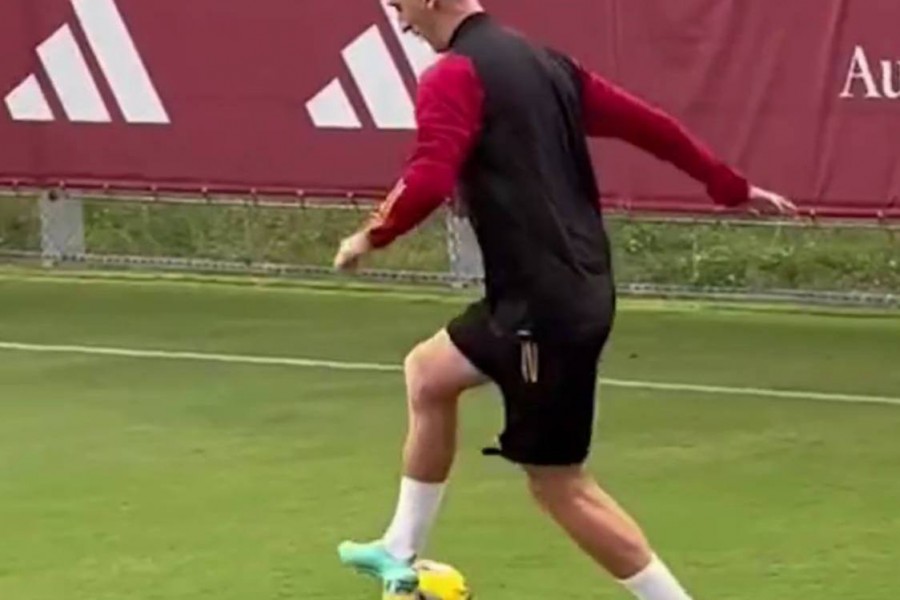 Kumbulla si allena con il pallone a Trigoria