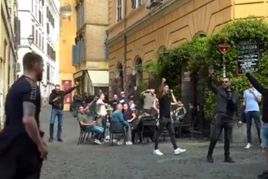 I tifosi del Feyenoord per le strade di Roma (via Twitter, Local Team)