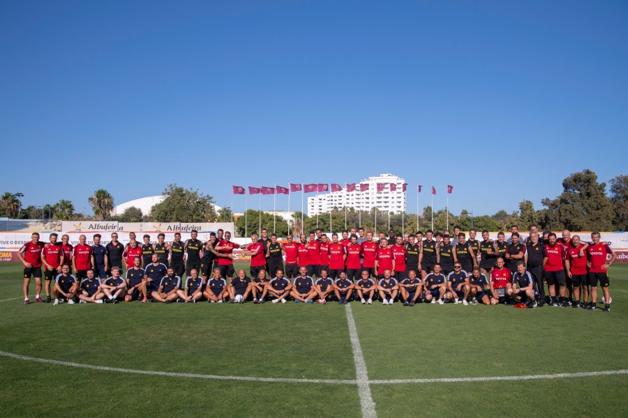 La foto di gruppo al termine dell'ultimo allenamento in Portogallo (via Twitter: @OfficialASRoma)