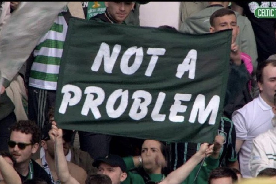 Lo striscione del tifoso del Celtic (credits: Via Twitter @ASRomaMatchworn)