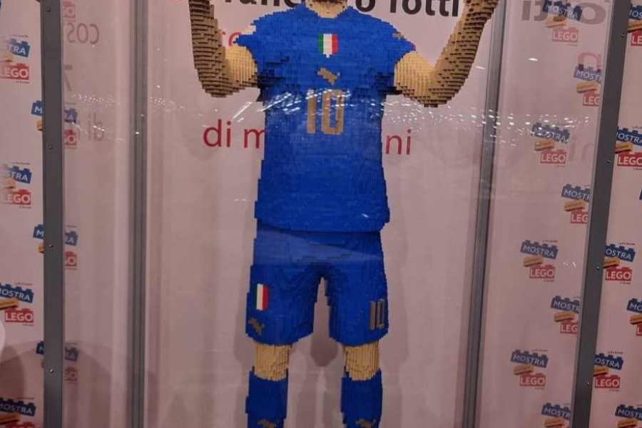 Statua di Francesco Totti fatta di Lego