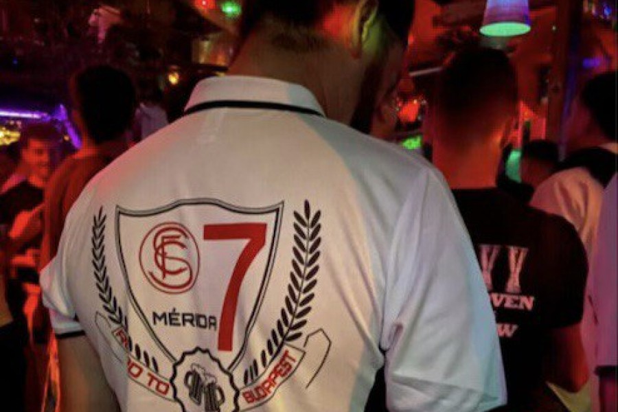 Foto di un tifoso del Siviglia con la maglia celebrativa