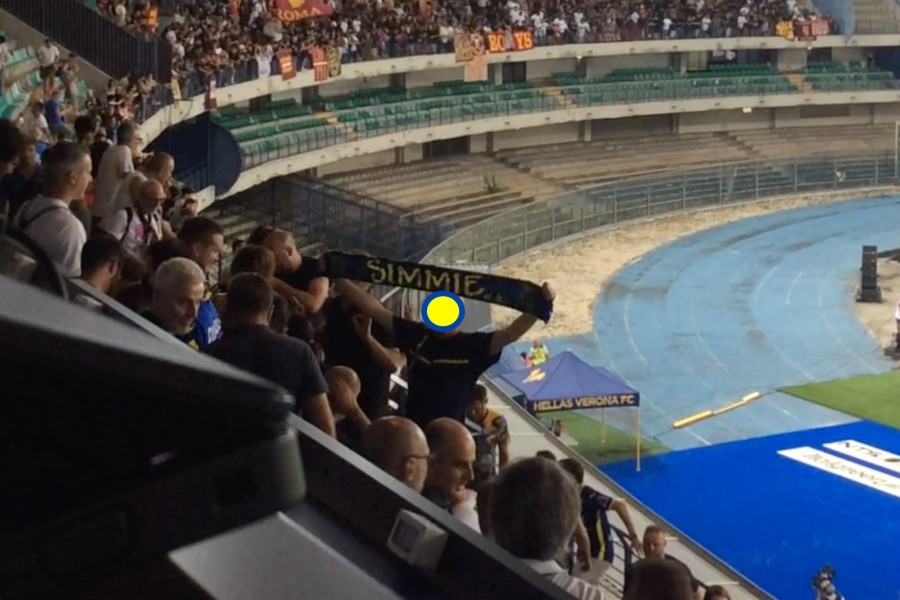 Un tifoso veronese mostra una sciarpa all'indirizzo della tribuna stampa