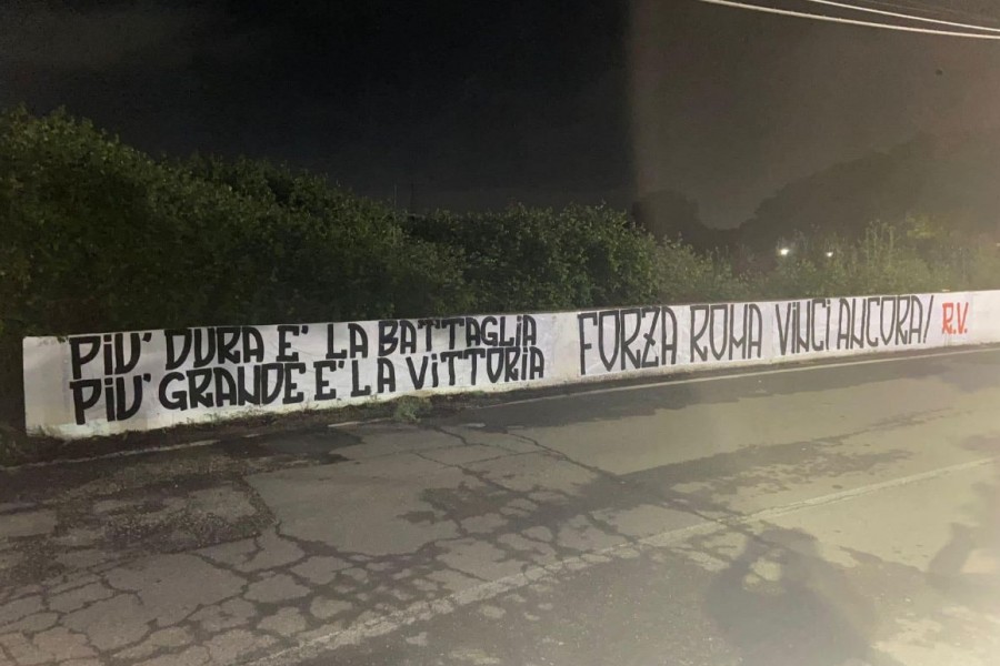 Lo striscione esposto a Trigoria