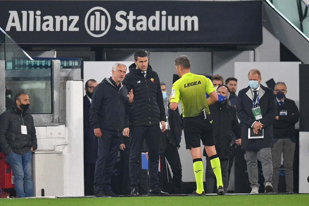 José Mourinho a colloquio con Orsato durante Juventus-Roma