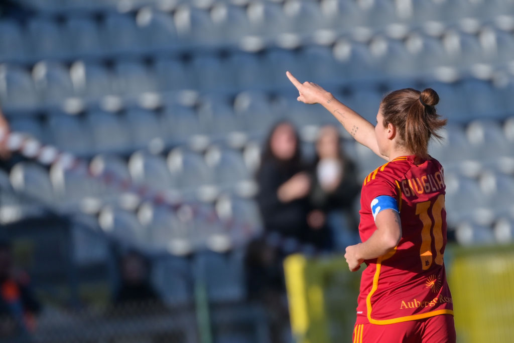 Giugliano in campo con la maglia della Roma