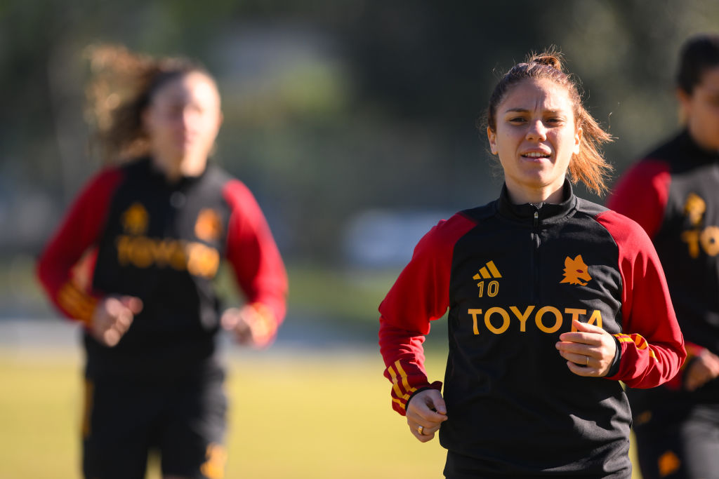 Manuela Giugliano in campo durante la rifinitura