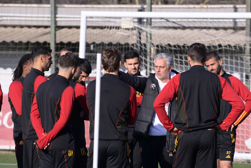 Mourinho parla alla squadra in campo a Trigoria