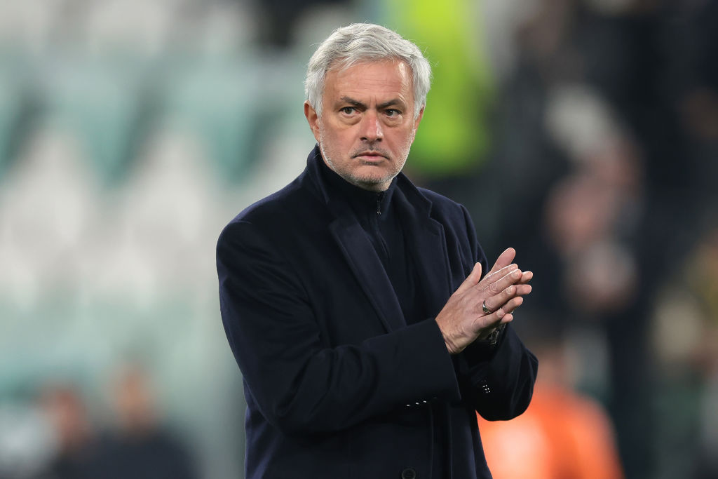 Mourinho in campo con la Roma