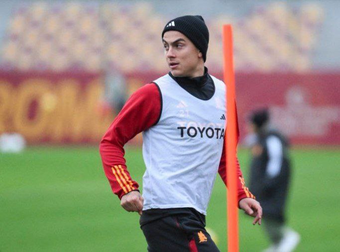 Dybala durante un allenamento della Roma