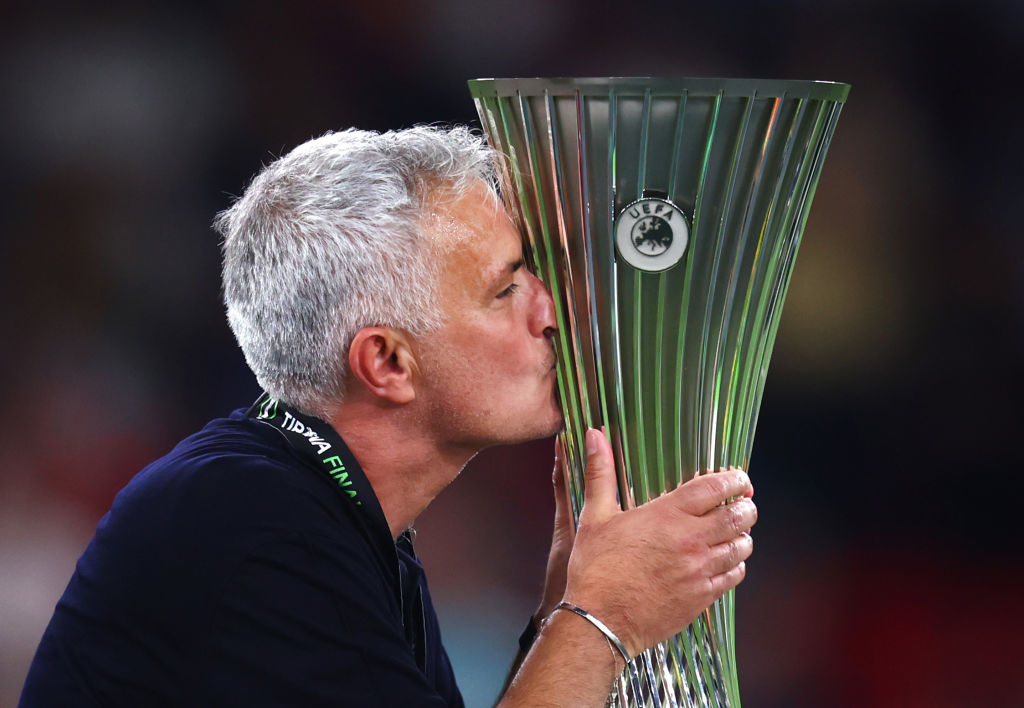 Mourinho bacia il trofeo della Conference League
