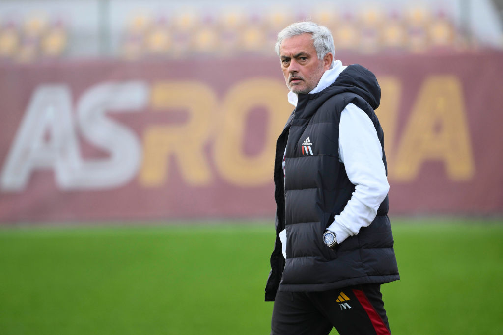 José Mourinho durante una seduta di allenamento a Trigoria