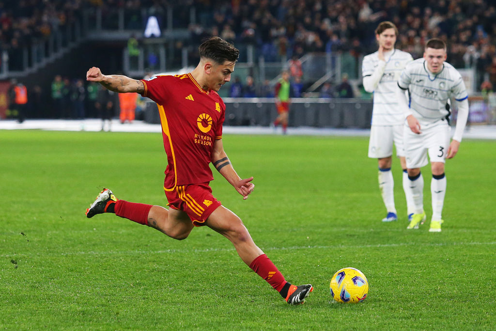 Mourinho in panchina durante una partita della Roma