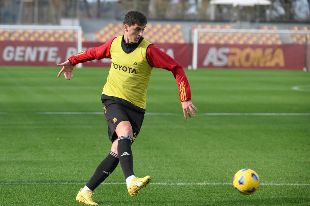 Marash Kumbulla in campo a Trigoria