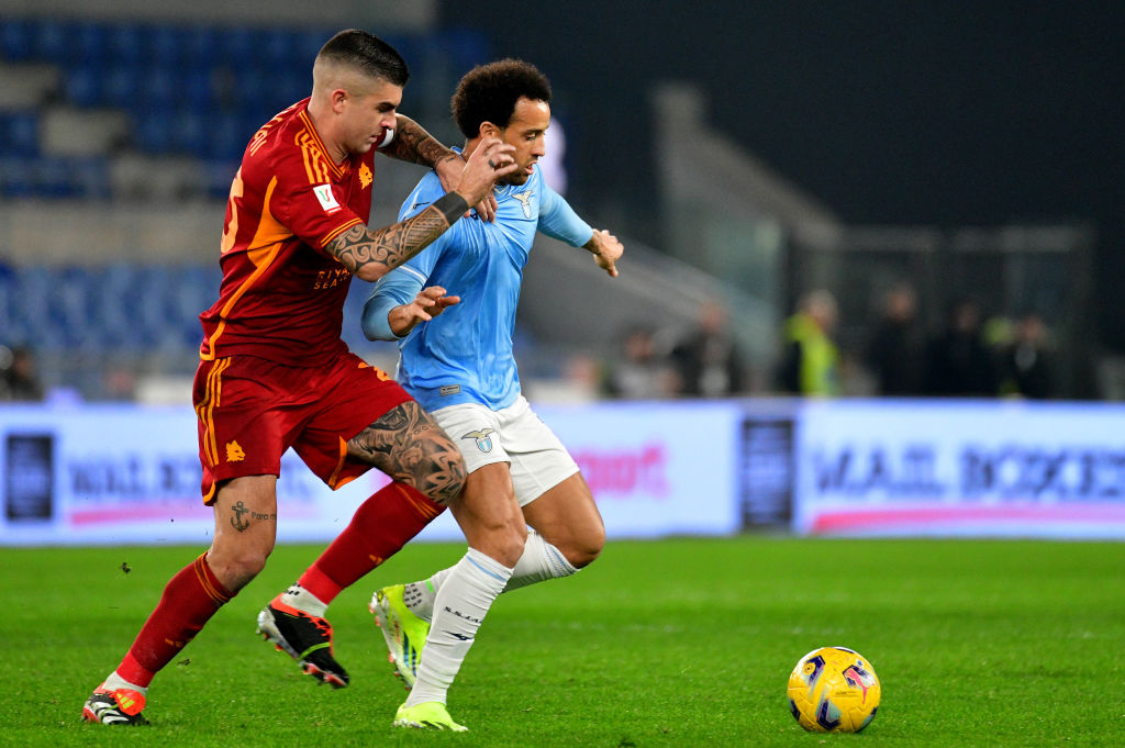 Mancini in azione contro Felipe Anderson