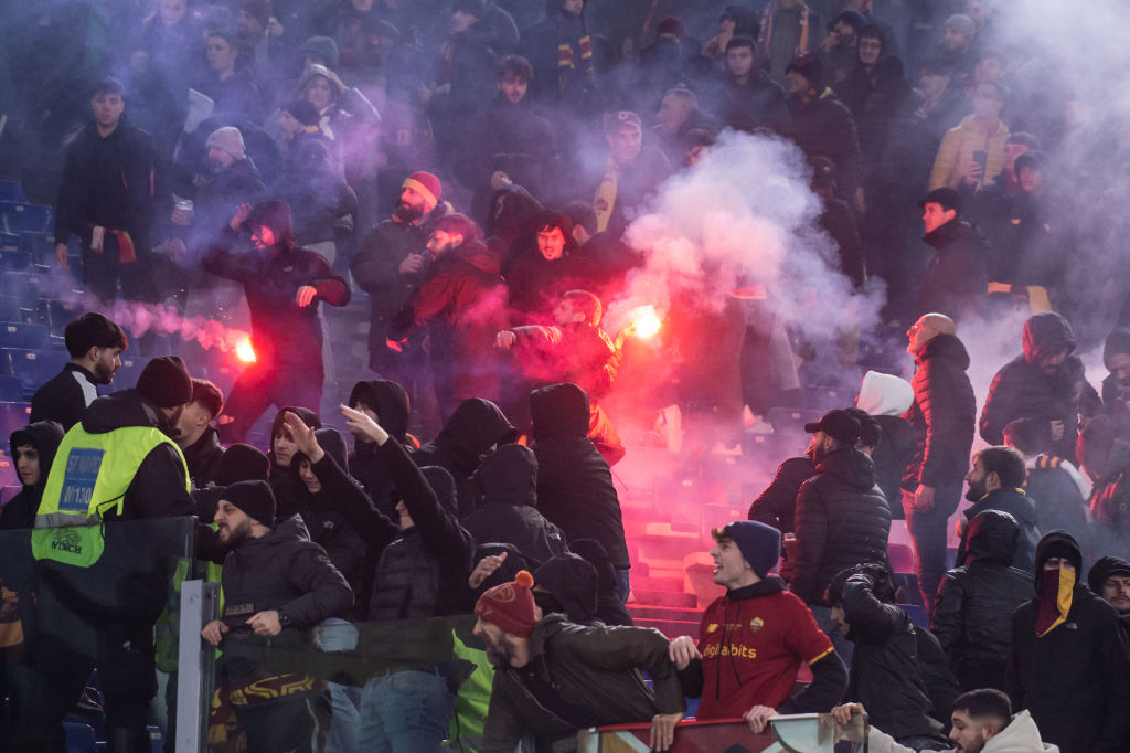 Scontri tifosi Lazio Roma fumogeni 