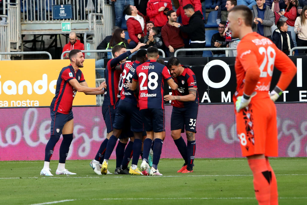 L'esultanza del Cagliari contro il Bologna