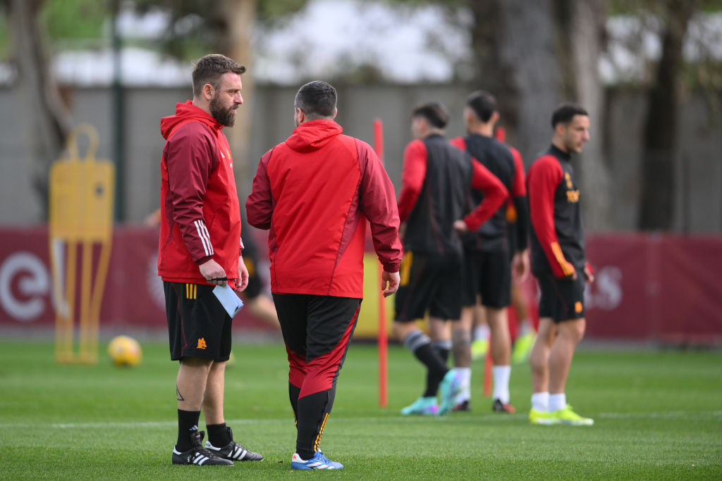 Daniele De Rossi e il suo staff a Trigoria