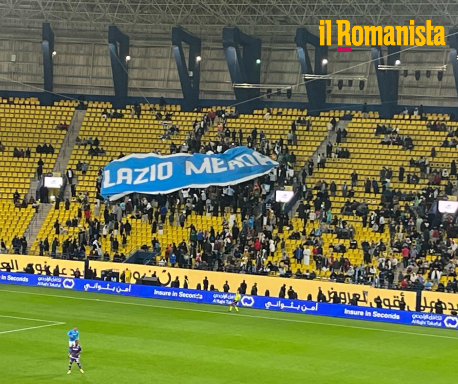 Lo striscione antilaziale esposto a Riad