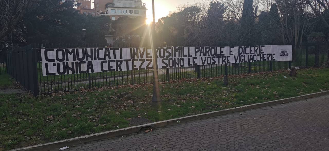 Lo striscione di protesta